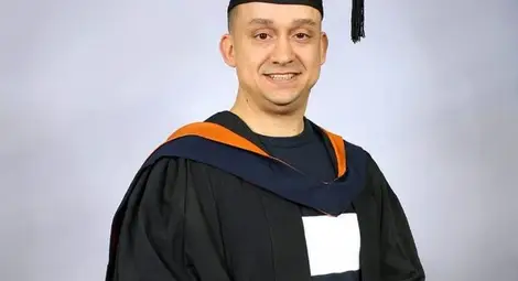 Прeслав Пенев си почива от дебита и кредита, като бърка гурме сладкиши