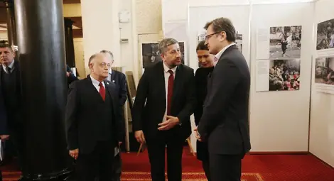 Кулеба: Каските и жилетки са важни, ще умрем защитени