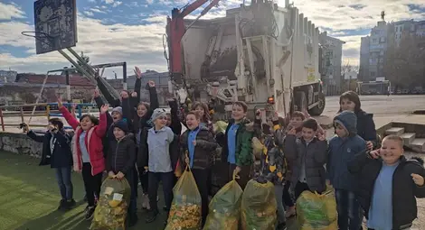 Екошампиони от &bdquo;Йовков&ldquo; предадоха 70 чувала с отпадъци за рециклиране