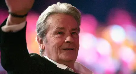 Ален Делон бил опериран в болница в Париж Ален Делон бил опериран в болница в Париж