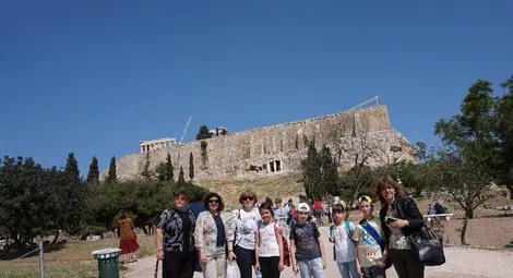 Третокласници от &bdquo;Възраждане&ldquo; в час  с връстници от четири държави в Атина