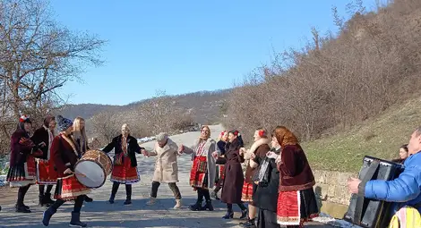 Писана каручка, къпане за здраве и прекадяване с  тамян на ръжен &ndash; Сваленик отпразнува Бабинден