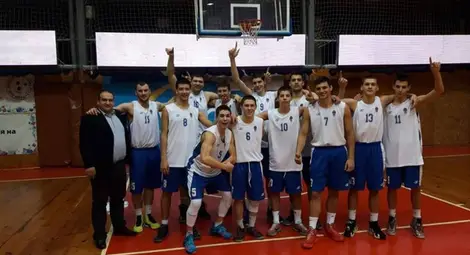 Баскетболистите отпразнуваха бурно първата си победа