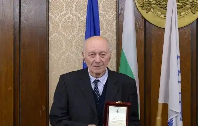 Легендарният вратар на "Дунав" Любен Марков бе отличен от Община Русе за своята 80-годишнина Легендарният вратар на "Дунав" Любен Марков бе отличен от Община Русе за своята 80-годишнина