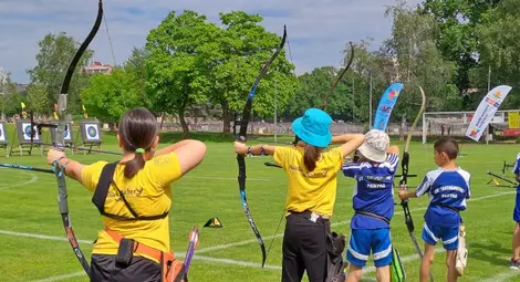 Стрелбата с лък предлага тренировки на момчета и момичета до 12 години Стрелбата с лък предлага тренировки на момчета и момичета до 12 години