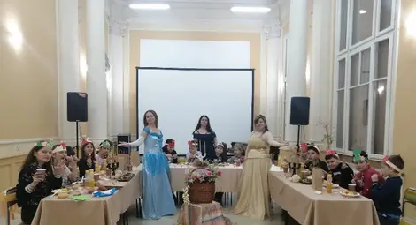 Андерсенови приключенци преведоха Хензел и Гретел по пътечката към родната им къща