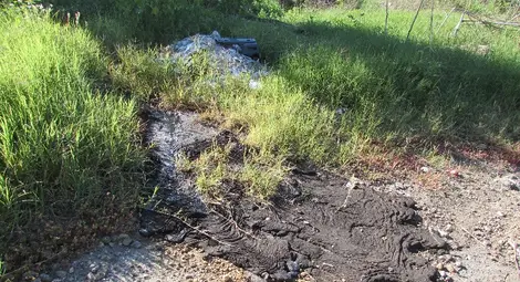 Стара гудронова яма протече заради жегата в Канлъ дере Стара гудронова яма протече заради жегата в Канлъ дере