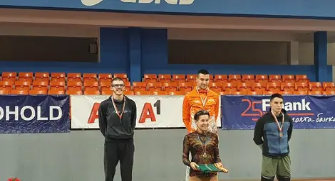 Макар че бе контузен, Венелин Георгиев се пребори за място на почетната стълбичка. 				Снимка: Утро