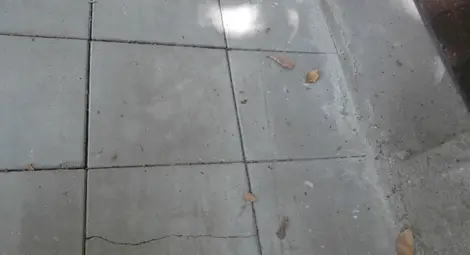 Чисто нови тротоарни плочки вече са спукани и натрошени