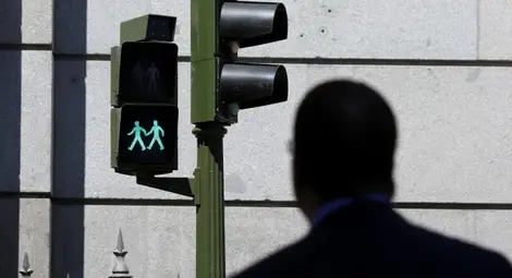 Светофари с еднополови двойки за гей парада в Мадрид