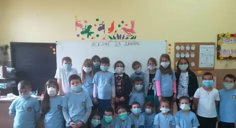 Второкласници стояха в час с маски заради въздуха