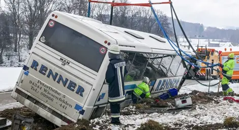 Ученически автобус се заби в сграда в Германия, 47 пострадаха