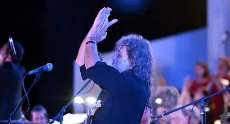 Казват, че рокът бил мъртъв? Да, бе, да! Когато класиката срещне своето палаво, буйно, непокорно и понякога дори диво, но прекрасно дете Казват, че рокът бил мъртъв? Да, бе, да! Когато класиката срещне своето палаво, буйно, непокорно и понякога дори диво, но прекрасно дете