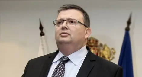 Цацаров: Трябва да се ограничи носенето на бурки на обществени места