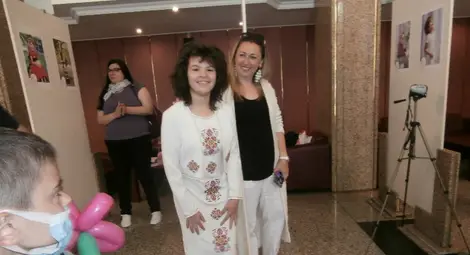 Фотографката Анна Йочева с талантливата Кристислава Иванова, чиято втора стихосбирка бе представена при откриването на изложбата. 				         Снимка: Авторът