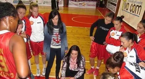 Кофа кръв и наплют рефер в поредния цирк на българския женски баскетбол Кофа кръв и наплют рефер в поредния цирк на българския женски баскетбол