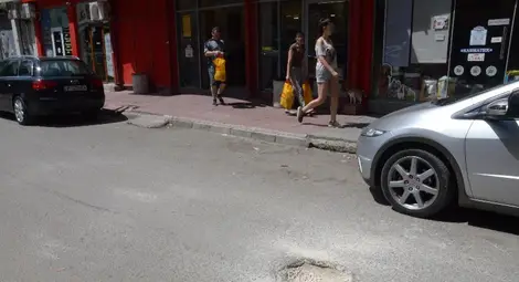 Упорита дупка на &bdquo;Видин&ldquo; продължава да тормози шофьори и пешеходци