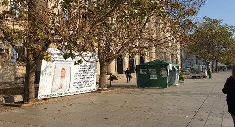 Венци Чикагото си играе на мишка и котка с ОИК за транспарантите си