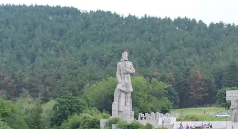 Руши се паметникът на Ботев край Калофер Руши се паметникът на Ботев край Калофер