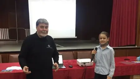 Деца посрещнаха Димитър Петров с възгласи: Жив писател!