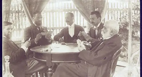 Въпреки напредналата си възраст, държавната нестабилност и неустойчивото партийно строителство в страната Драган Цанков (най-вдясно), зет му Ал. Людсканов (срещу него) и приятелите им се забавляват с игра на карти в беседката в двора на къщата в гр. София. (от НБКМ-БИА С тт 506) Въпреки напредналата си възраст, държавната нестабилност и неустойчивото партийно строителство в страната Драган Цанков (най-вдясно), зет му Ал. Людсканов (срещу него) и приятелите им се забавляват с игра на карти в беседката в двора на къщата в гр. София. (от НБКМ-БИА С тт 506)