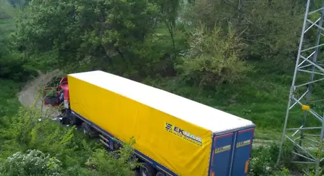 Турски ТИР падна в пропаст до Янтра