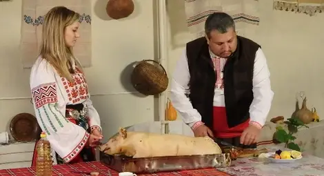 Печено прасенце и пълнена пуйка на празничните трапези в Ценово