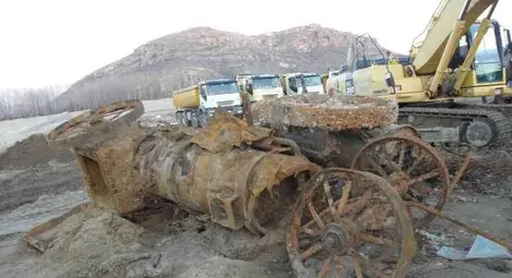 Две парни машини "изплуваха" от Струма край Петрич /галерия/