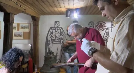 Русенският историк Иво Жейнов е един от експертите, участвали в следствения оглед в музея в Бяла.                     Снимка: БНТ