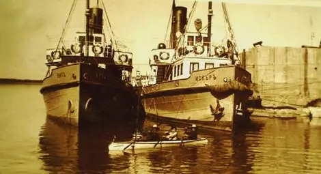 През юли 1879 година младото българско княжество получава от Русия 4 парахода /“Взрив“, „Опит“, „Горни Студен“ и „Пародим“/, две шхуни /“Варна“ и „Келсур“/, седем парни катера и пет гребни лодки. Всички са базирани в Русе, а на 1 август 1879 година княз Александър I Батенберг подписва указ, регламентиращ създаването на военния ни флот. През юли 1879 година младото българско княжество получава от Русия 4 парахода /“Взрив“, „Опит“, „Горни Студен“ и „Пародим“/, две шхуни /“Варна“ и „Келсур“/, седем парни катера и пет гребни лодки. Всички са базирани в Русе, а на 1 август 1879 година княз Александър I Батенберг подписва указ, регламентиращ създаването на военния ни флот.