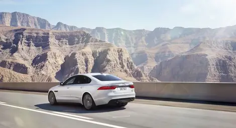 Изцяло новият JAGUAR XF дебютира по високо опънати въжета /галерия/