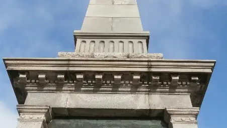 Паметникът на свободата се рони на люспи