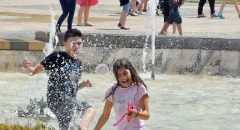 Жега! Утре ни чакат 35 градуса Жега! Утре ни чакат 35 градуса