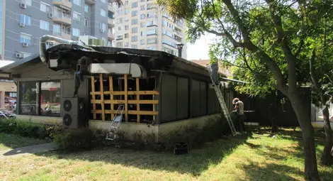 Намериха запалката и тубата с бензин на подпалвачите на заведение до университета