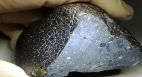 Мъж замахна с мотика и изрови метеорит на нивата си край Тервел Мъж замахна с мотика и изрови метеорит на нивата си край Тервел