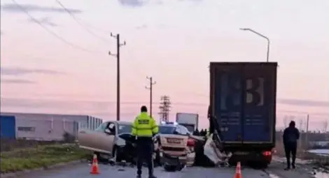 Двама души в болница след челен удар на разсъмване в Индустриалния парк в Русе Двама души в болница след челен удар на разсъмване в Индустриалния парк в Русе