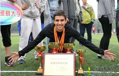 4 млн. китайци подкрепят български студент в Пекин да играе футбол 4 млн. китайци подкрепят български студент в Пекин да играе футбол