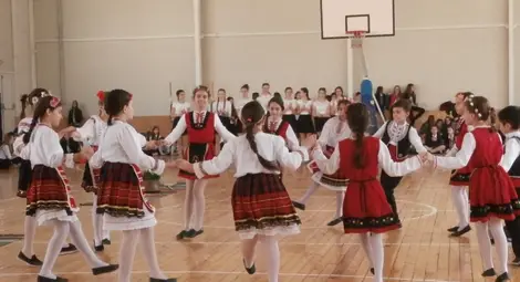 В Европейското почетоха 8 март с фолклорно надиграване