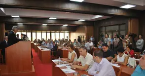 Режат 50% от парите на съветниците, ако не стоят до края на сесията