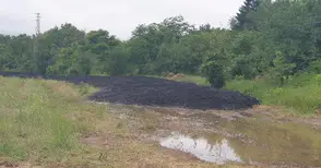 Камари черна лепкава смес стоварени зад бул.“България“