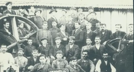 Атанас Буров и вляво от него Георги Губиделников (с бастуна) с работници от фабрика &bdquo;Мюлхаупт&ldquo;. Снимката е от личния фонд на Марин Сенков.