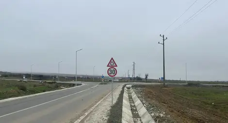 Кръгово кръстовище с осветление е изградено при пресичането на два третокласни пътя в началото на Сунгурларе