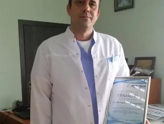 Д-р Венцислав Георгиев с грамотата за Лекар на годината в УМБАЛ за тази година от номинации на пациенти.