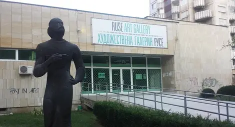 Галерията открива две изложби едновременно - &bdquo;Русенска живописна школа&ldquo; и &bdquo;Младите&ldquo;