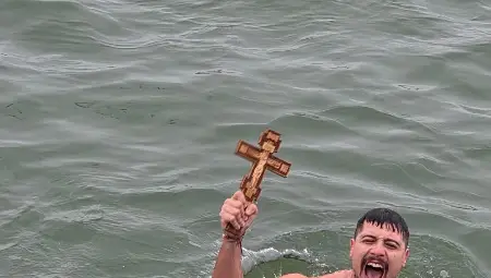 Рекордьорът на Гинес Теодор Цветков отново извади кръста&nbsp;на Богоявление в Русе