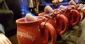 Четирите елемента на живота: лимон, захар, вода и вино. И един вълшебен пламък