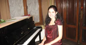 Божена Петрова представя свой прочит  на Бетовен, Мусоргски и Владигеров
