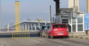 Фенове на ЦСКА блокират Дунав мост с искане за оставка на Боби Михайлов