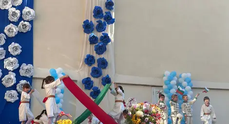 Кметът Пенчо Милков връчи почетен плакет на директорката на ДГ &bdquo;Синчец&ldquo; в Средна кула за юбилея на градината