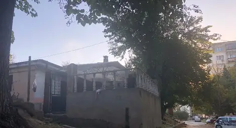 Общината: Пред къщата до блок &bdquo;Силистра&ldquo;  е изграден предпазен парапет, а не ограда